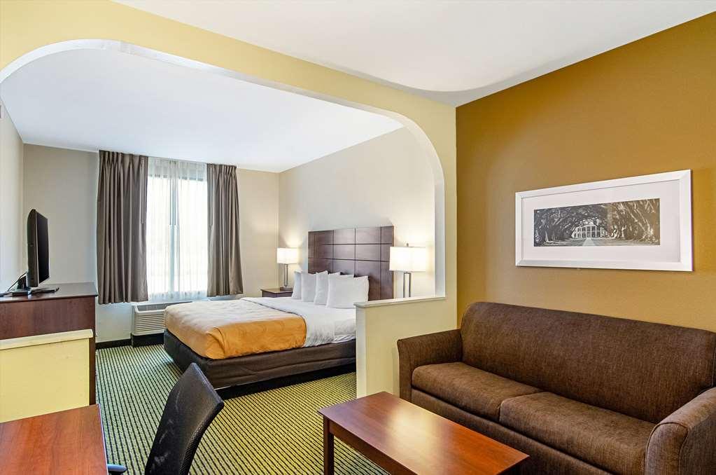 Quality Inn & Suites Near Tanger Outlet Mall Gonzales Room photo